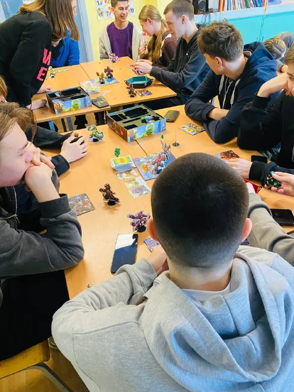 Школьники играют в настольную игру